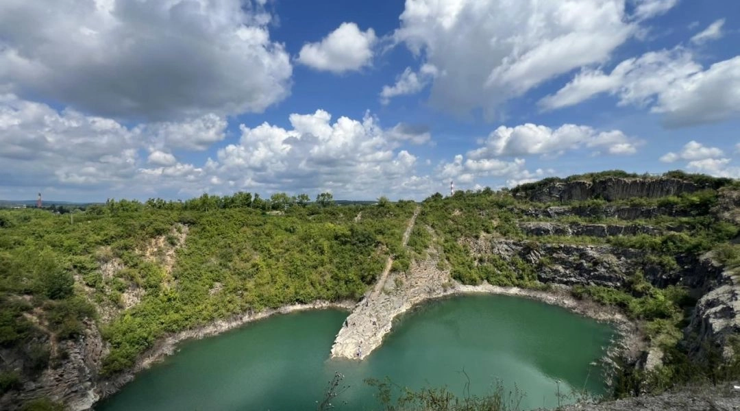 Rezerwat Ślichowice z jeziorkiem i skałami w Geoparku Świętokrzyskim UNESCO.
