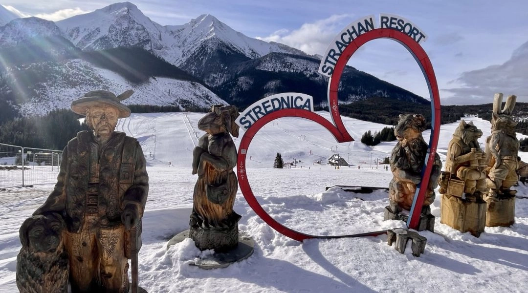 Drewniane serce,  oznaczenie ośrodków Strednica i Strachan Resort w słowackich Tatrach zimą. W tle Tatry Bielskie