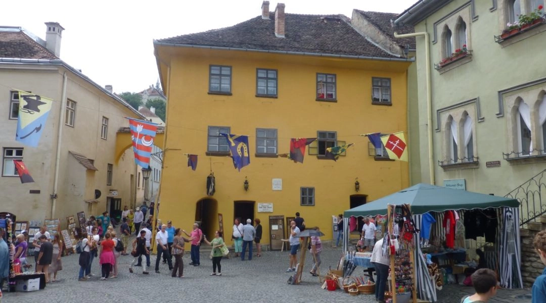 Zabytkowe kamienice i plac w średniowiecznej cytadeli Sighișoara w Transylwanii