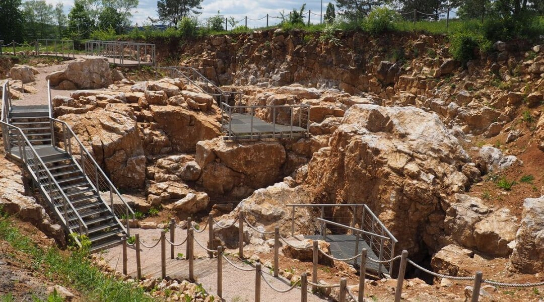 Skalna ekspozycja przy Centrum Geoedukacji w Kielcach z kładkami i ścieżkami dla zwiedzających.