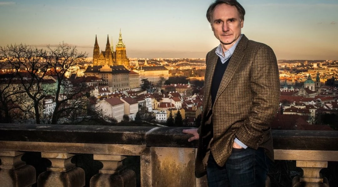 Dan Brown na tle Pragi