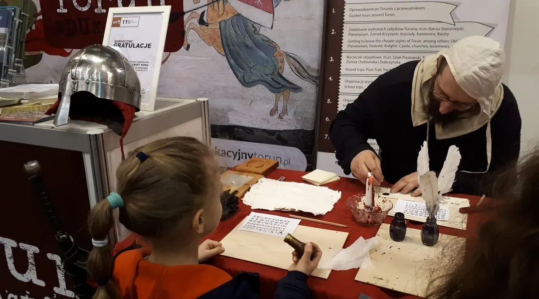 Pokaz kaligrafii gęsim piórem podczas warsztatów historycznych w Muzeum Historii Partaczy w Toruniu