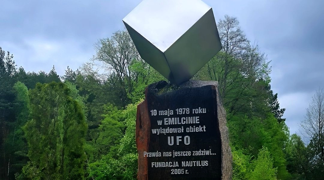 Pomnik UFO w Emilcinie w formie metalowego sześcianu umieszczonego na kamiennym obelisku z napisem o wydarzeniu z 10 maja 1978 roku.