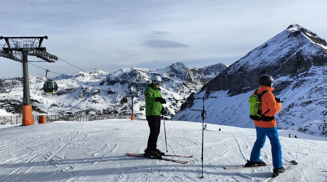 Obertauern zimą, narciarze na grani, wysokogórskie trasy i gondole