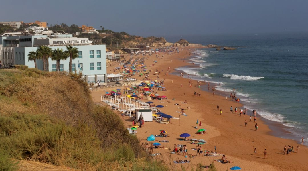 Piaszczysta plaża nad Atlantykiem w Albufeirze w portugalskim Algarve
