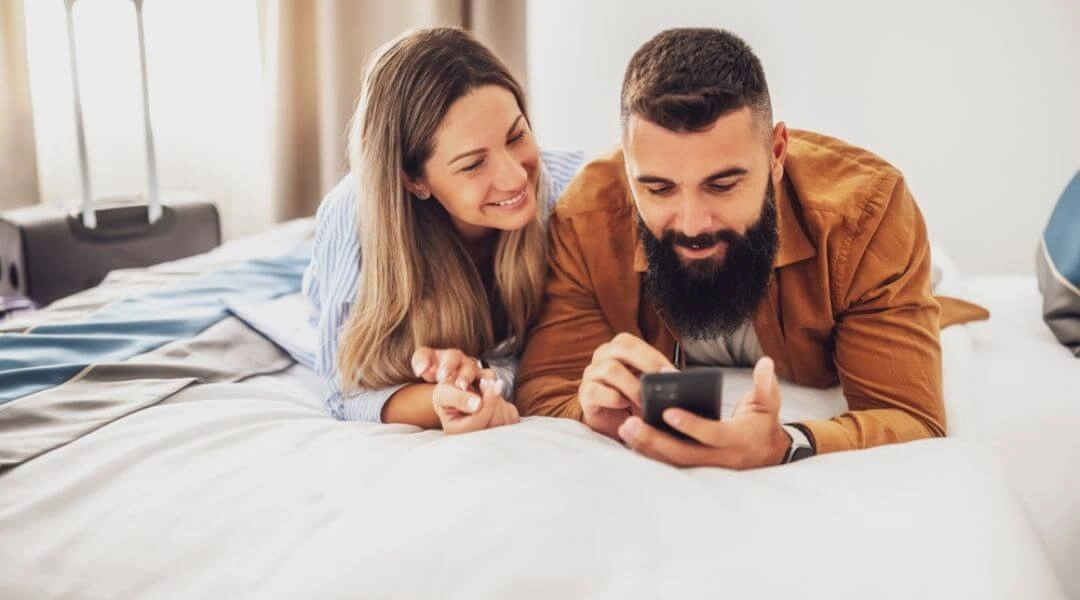 Para sprawdza ofertę hotelu na telefonie podczas planowania wspólnego wyjazdu