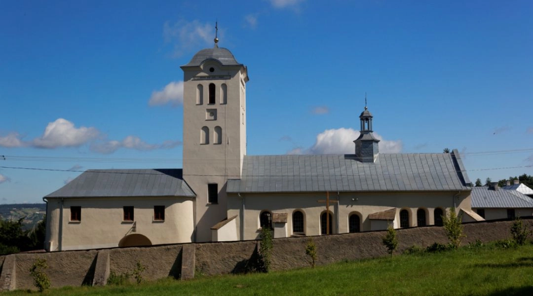 Zabudowania klasztoru bernardynek i kościoła św. Katarzyny u podnóża Łysicy.