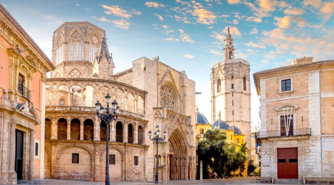 Katedra w Walencji i historyczne centrum miasta w Hiszpanii, spokojna atmosfera.