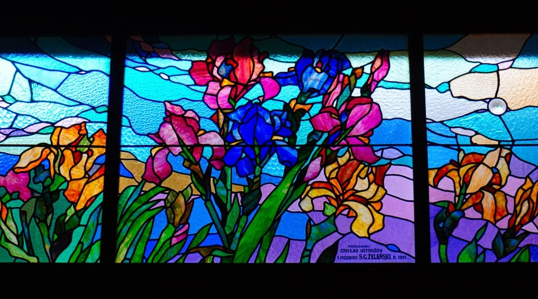 Witraż z motywem irysów w kamienicy Pod Irysami przy ulicy Karmelickiej 27 w Krakowie.