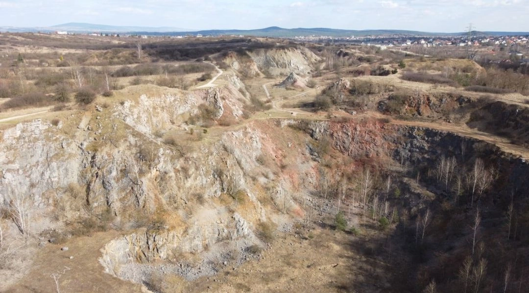 Panorama dawnego kamieniołomu na Wietrzni w Kielcach, gdzie działa Centrum Geoedukacji.