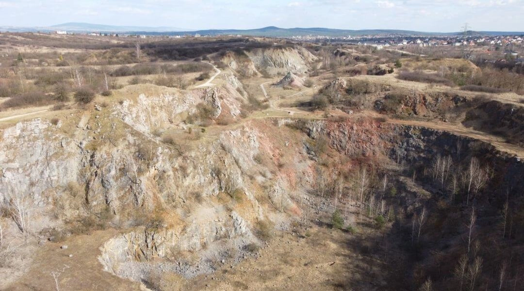 Panorama dawnego kamieniołomu na Wietrzni w Kielcach, gdzie działa Centrum Geoedukacji.