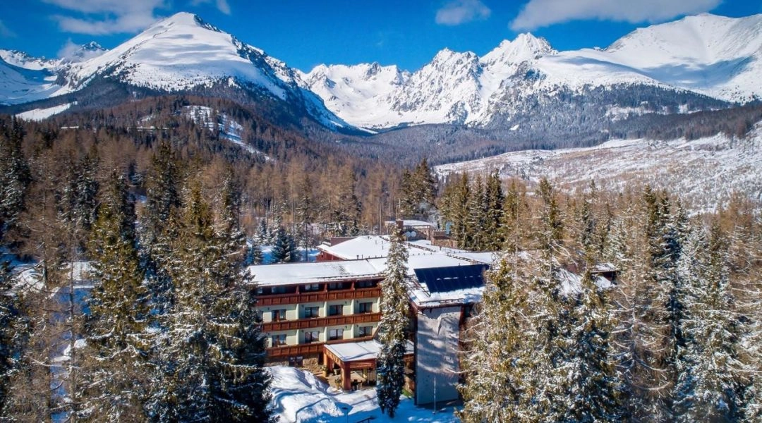 Wellness Hotel Borovica w Tatrach Wysokich zimą z widokiem na ośnieżone szczyty Tatr