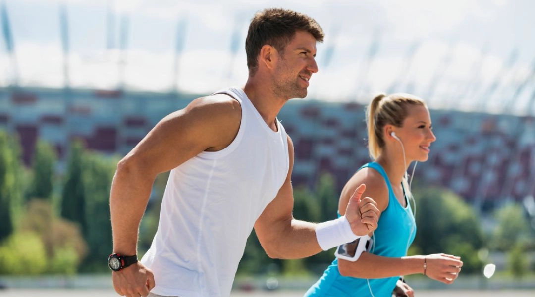 Trening biegowy w Warszawie, para biegaczy podczas aktywności na świeżym powietrzu.