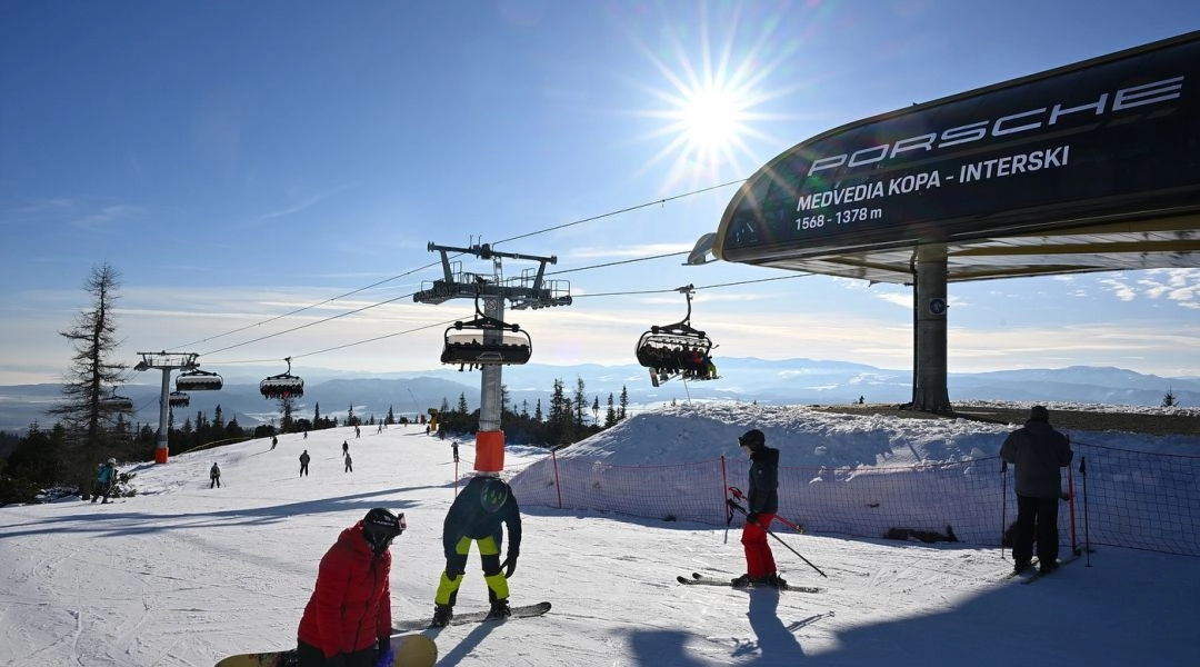 Nowa kolejka linowa Medvedia Kopa Interski w Štrbskim Plesie w Tatrach Wysokich, narciarze na stoku pod wyciągiem