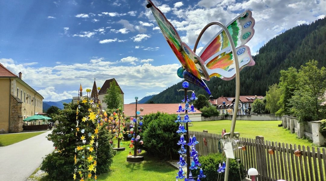 Kolorowe szklane dekoracje w ogrodzie w Neuberg an der Mürz w austriackiej Styrii
