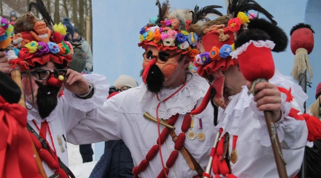 Masopustowe postacie w słomianych strojach i kolorowych czapkach, Czechy.