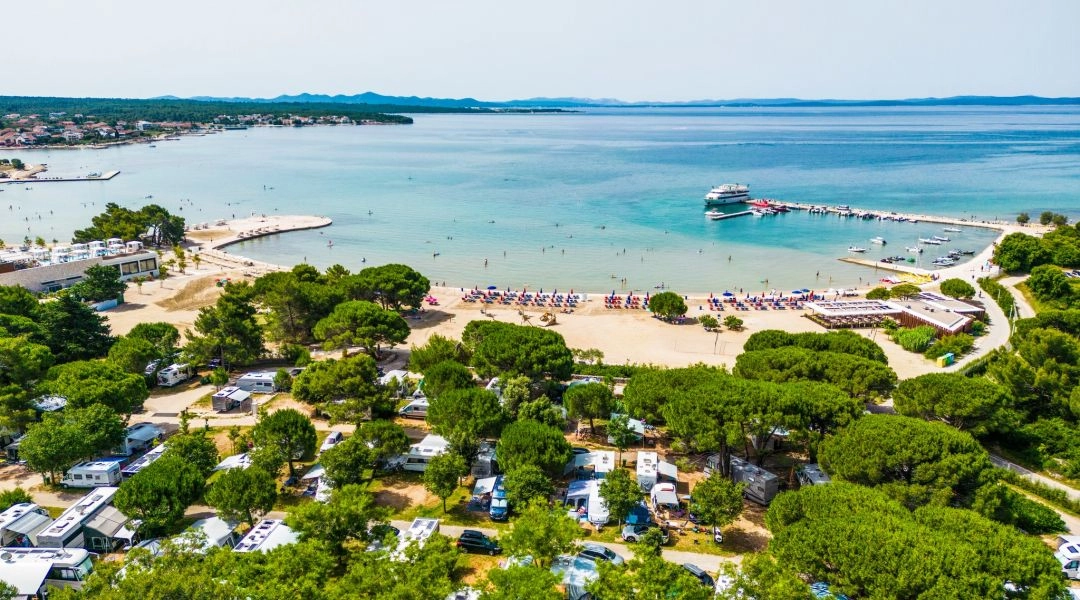 Widok z góry na camping Zaton w Chorwacji, plażę i zatokę Adriatyku