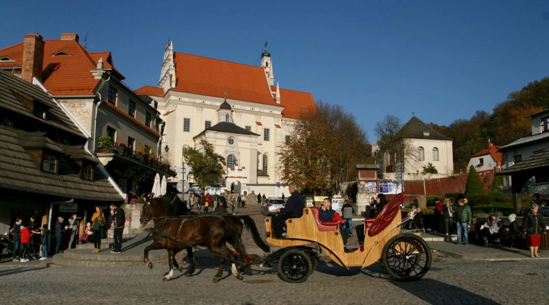 Rynek w Kazimierzu Dolnym z bryczką i renesansowymi kamienicami