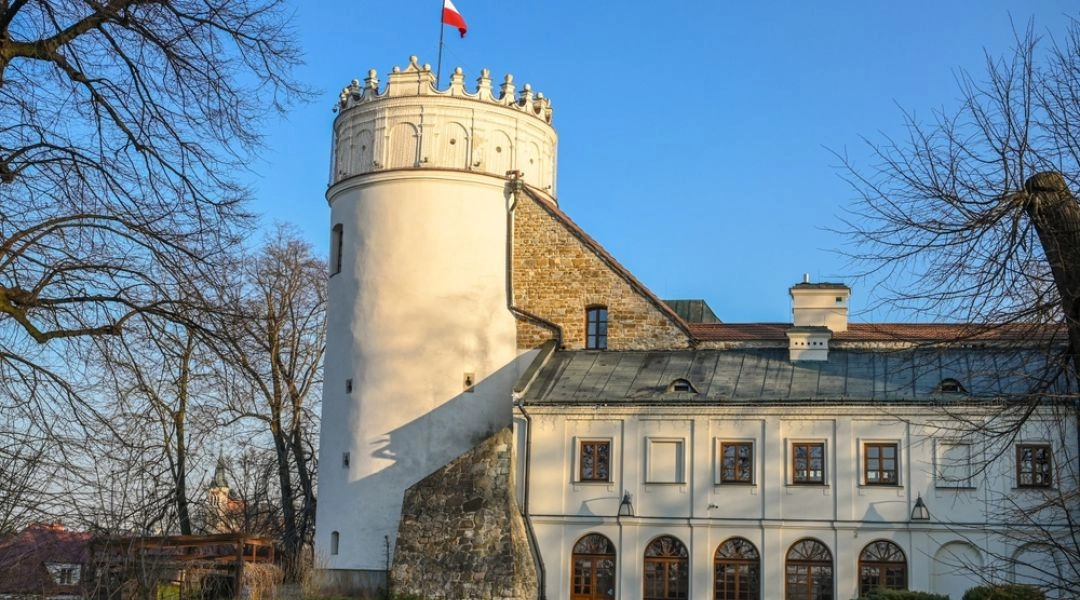 Baszta i zabudowania Zamku Kazimierzowskiego w Przemyślu na tle błękitnego nieba.