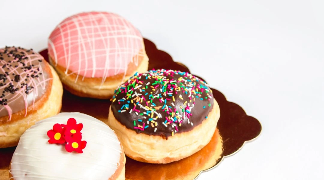 Nowoczesne pączki wegetariańskie z lukrem i dekoracjami na paterze