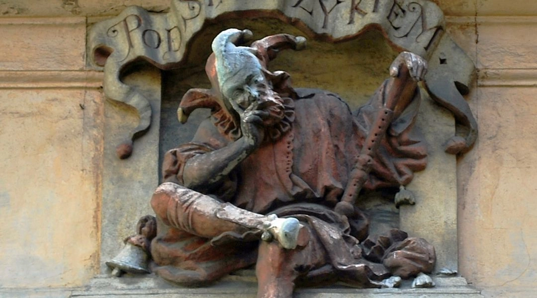 Rzeźba Stańczyka na elewacji Willi pod Stańczykiem w Krakowie, charakterystyczny detal architektoniczny z 1886 roku.