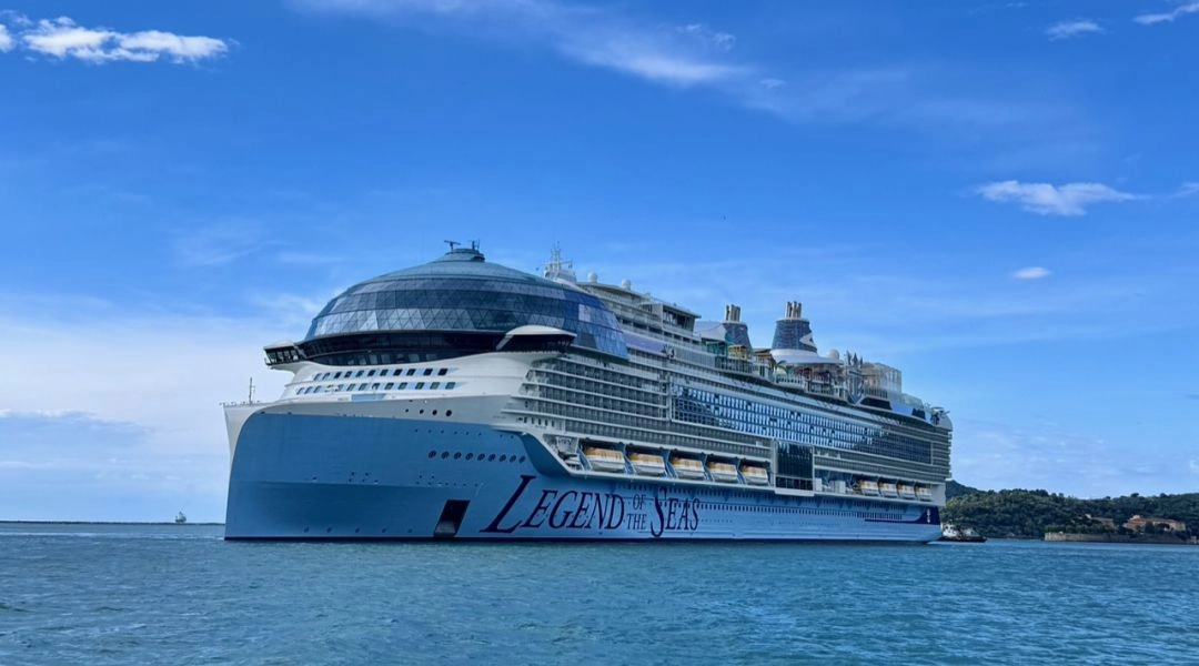 Ogromny wycieczkowiec Legend of the Seas na morzu, sfotografowany z boku na tle błękitnego nieba.