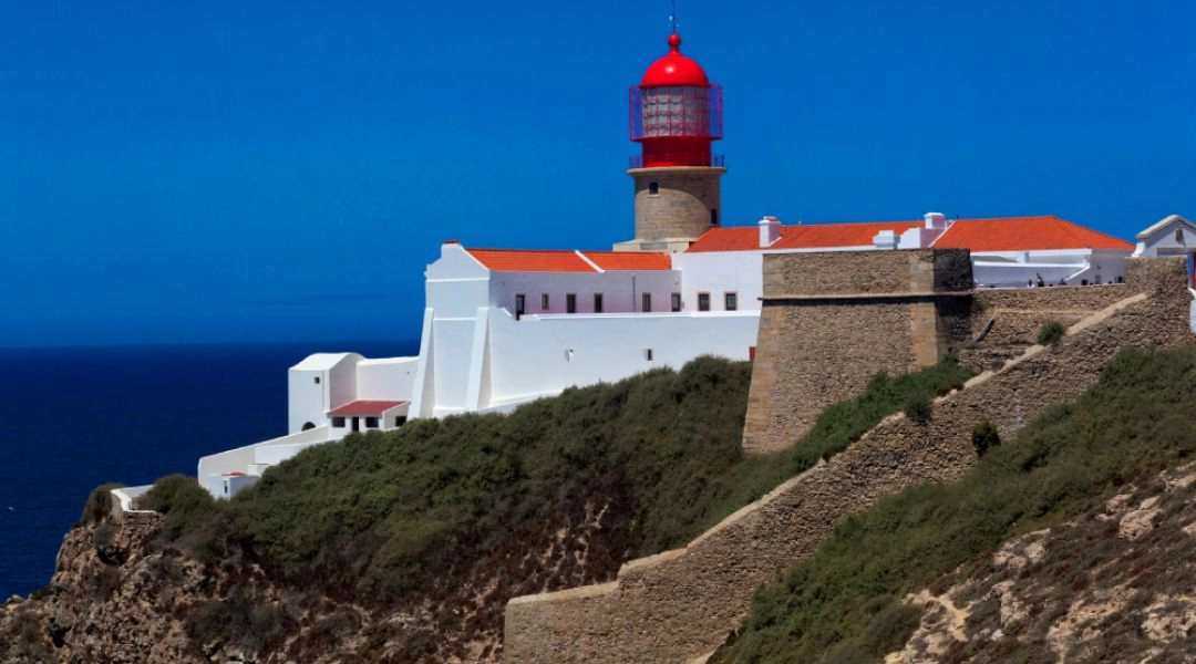 Latarnia morska na przylądku św. Wincentego w Sagres nad Oceanem Atlantyckim