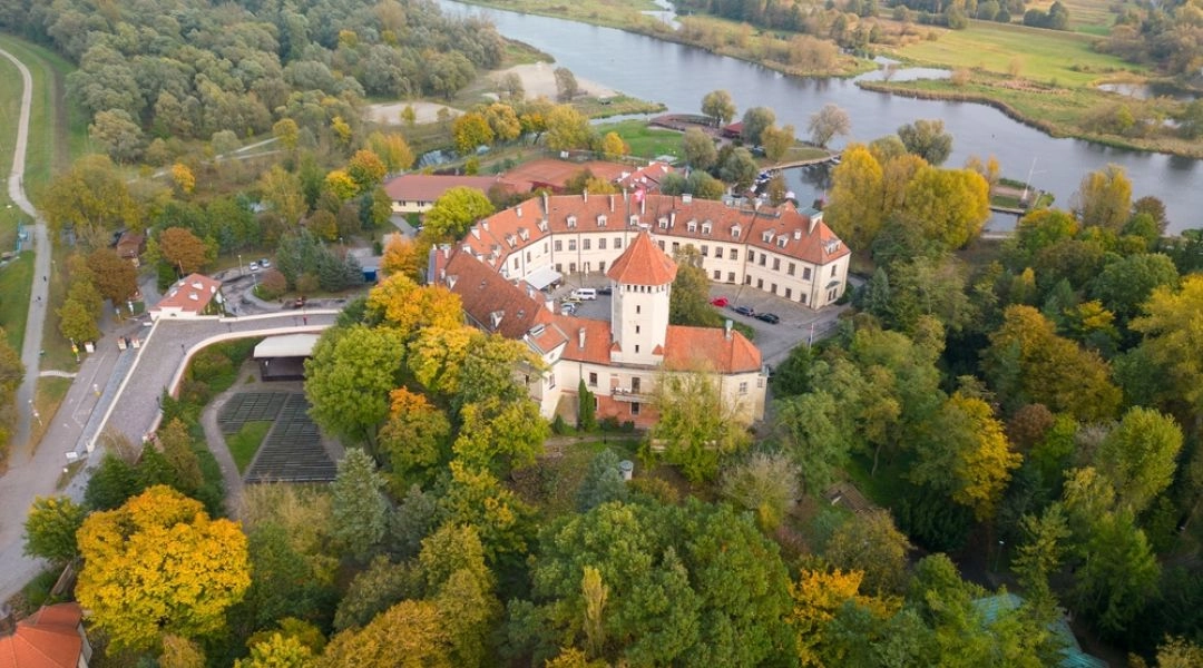 Zamek w Pułtusku nad rzeką Narew widok z lotu ptaka.
