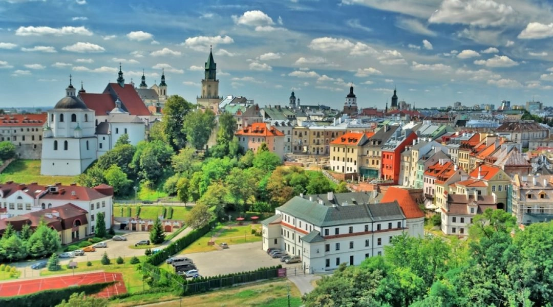 Panorama Lublina ze Starym Miastem, zielenią i zabytkowymi budynkami widziana z góry.