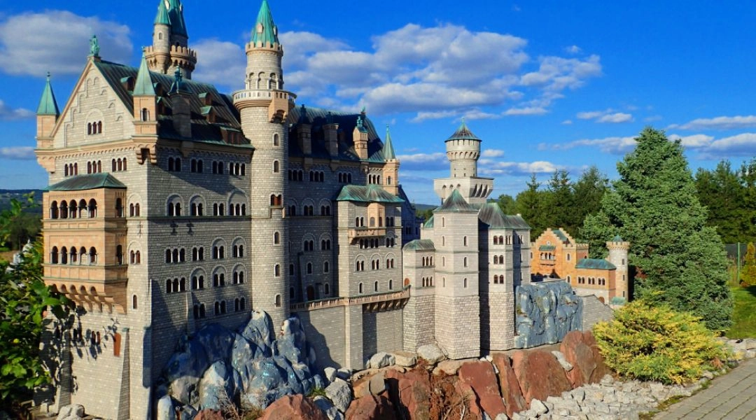 Szczegółowa miniatura bawarskiego zamku Neuschwanstein w Parku Miniatur Sabat.