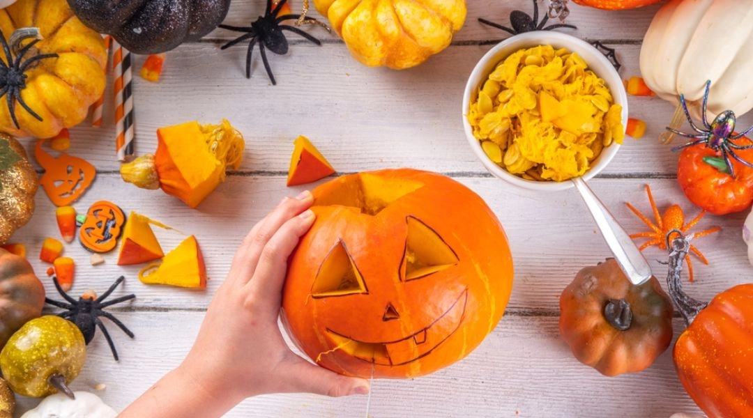 Warsztaty halloweenowe dla dzieci – wycinanie dyni i przygotowywanie jesiennych dekoracji.