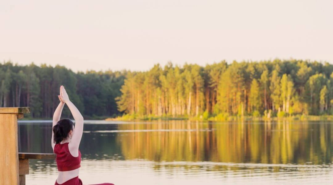 Joga na brzegu jeziora