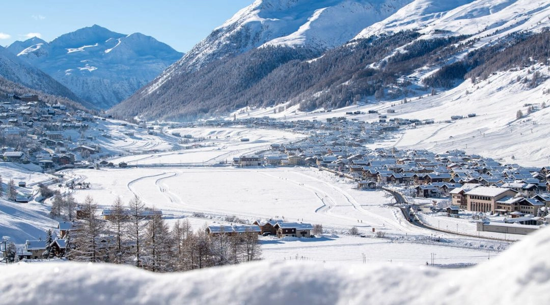 Zimowy krajobraz Livigno, alpejska dolina i zabudowa miasteczka pod śniegiem