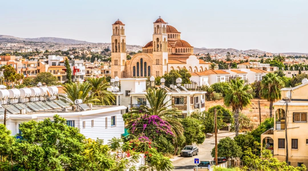 Panorama Pafos na Cyprze z kościołem, palmami i zabudową w śródziemnomorskim stylu