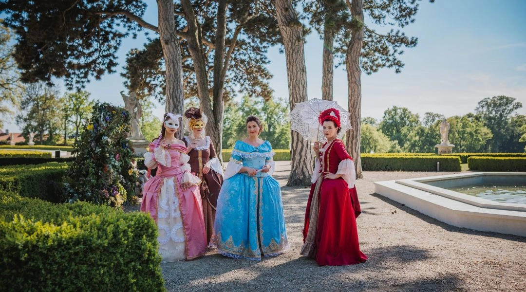 Zwiedzanie ogrodów przypałacowych w Sławkowie w strojach z dawnych epok