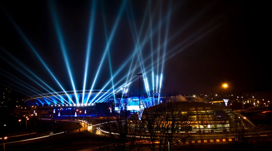Plenerowy sylwester w Katowicach: nocny widok na Spodek i Międzynarodowe Centrum Kongresowe z iluminacją świetlną podczas koncertu noworocznego.