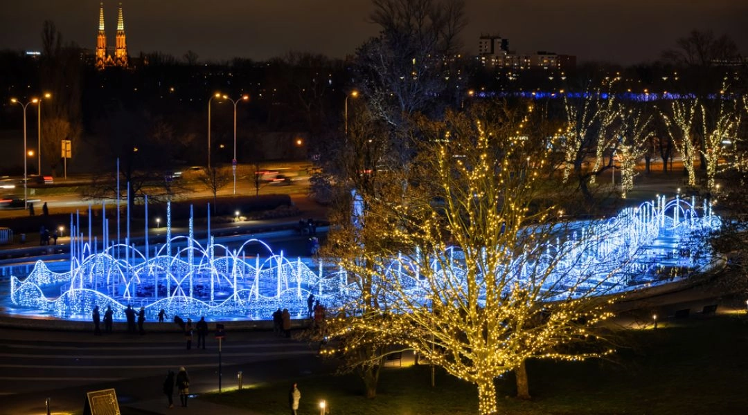Zimowa iluminacja w Multimedialnym Parku Fontann w Warszawie po zmroku