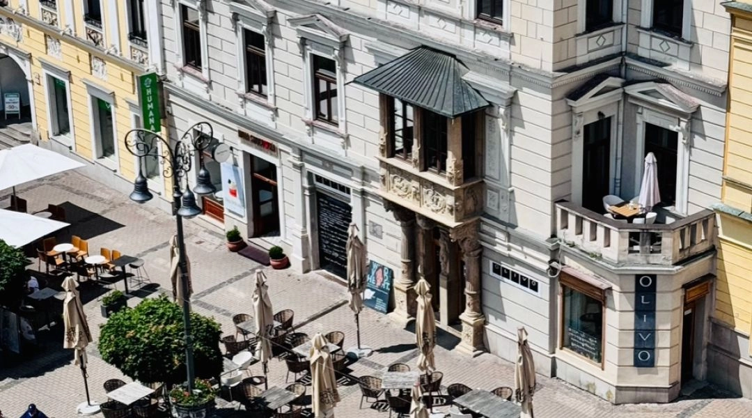 Zabytkowe kamienice i ogródki restauracyjne przy placu SNP w Bańskiej Bystrzycy.