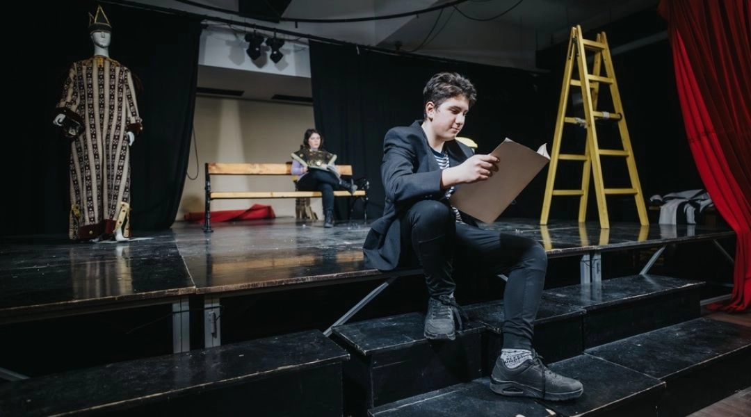 Młodzieżowy spektakl teatralny podczas festiwalu Arcade 2026 w Warszawie