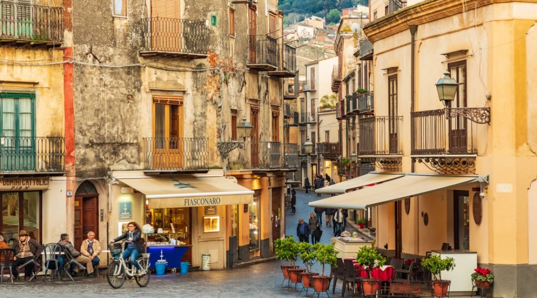 Ulica w Palermo z kamienicami, balkonami i kawiarniami na starówce