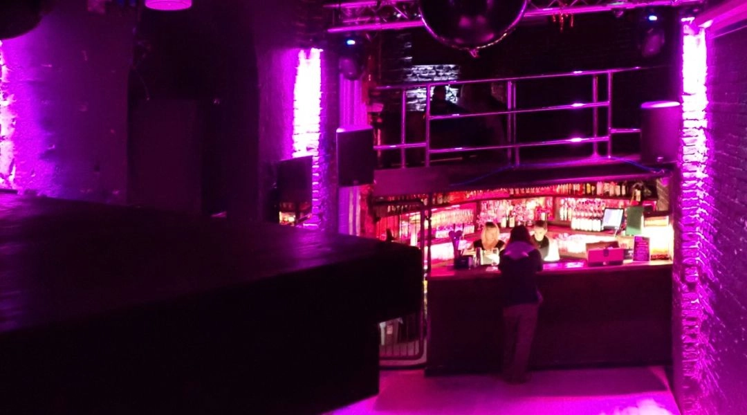 Wnętrze klubu Nora przy ulicy Karowej w Warszawie, znanego z taniego piwa i spotkań studenckich.