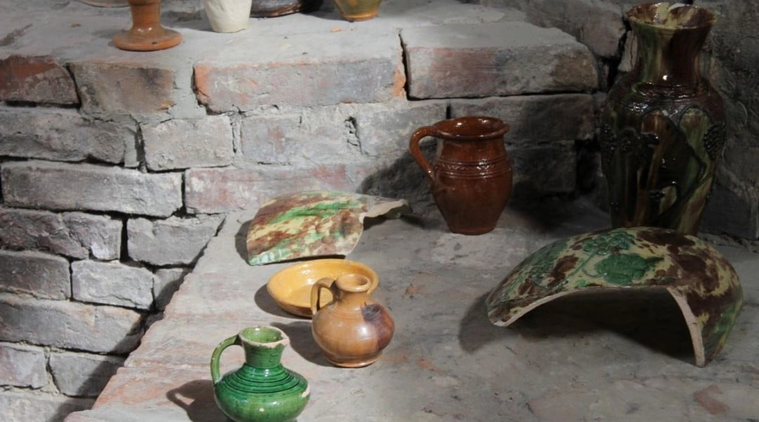 Ceramika w Centrum Garncarstwa w Chałupkach w Geoparku Świętokrzyskim UNESCO.