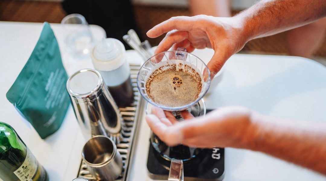 Barista przygotowuje kawę przelewową podczas Coffee Tour w Bańskiej Bystrzycy.