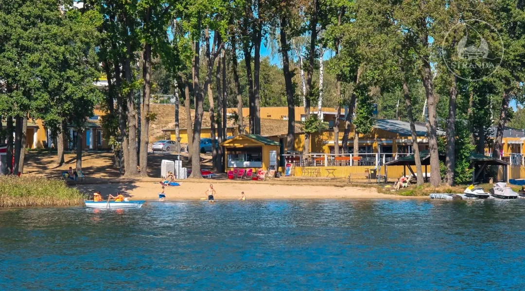 Stranda w Giżycku nad jeziorem Kisajno – plaża i ośrodek nad wodą