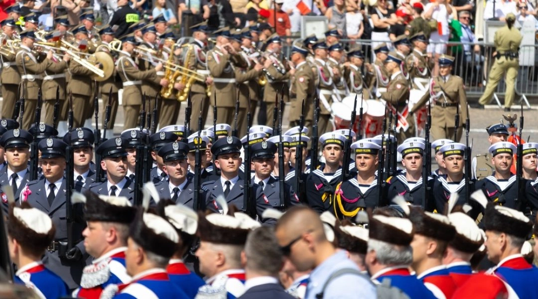 Uroczystości państwowe w Warszawie z udziałem wojska, orkiestry i zgromadzonej publiczności.