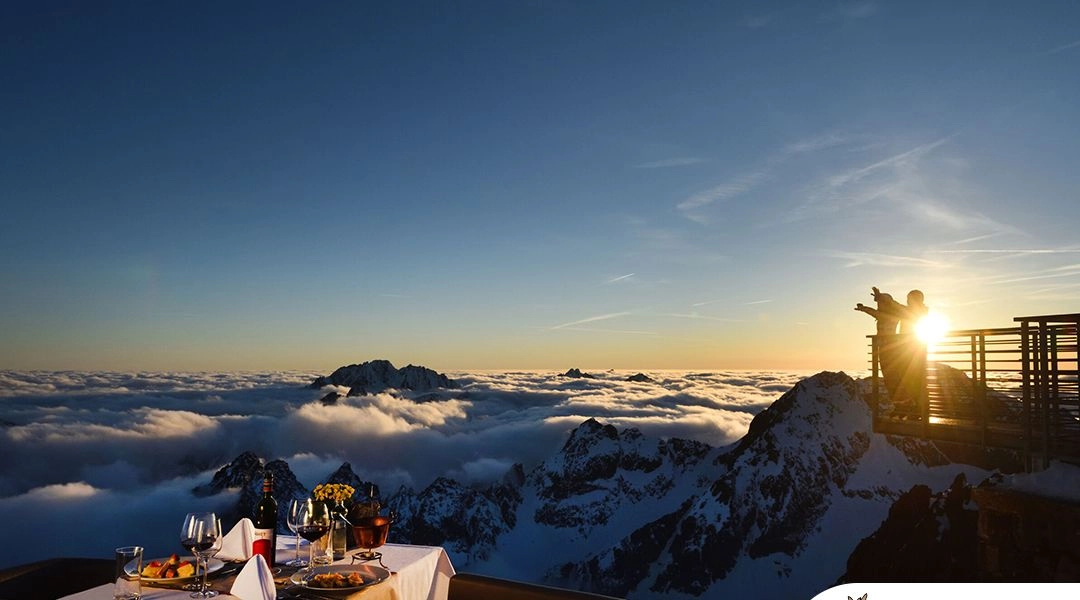 Kolacja na tarasie widokowym w Tatrzańskiej Łomnicy, zachód słońca nad Tatrami Wysokimi zimą.