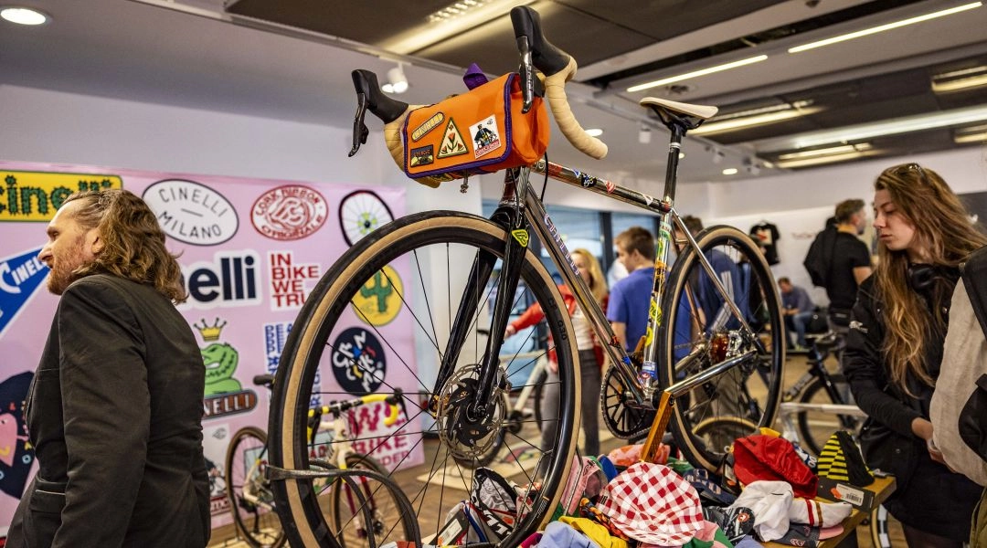 Strefa wystawców BIKE EXPO, rower na ekspozycji i akcesoria rowerowe na stoisku targowym