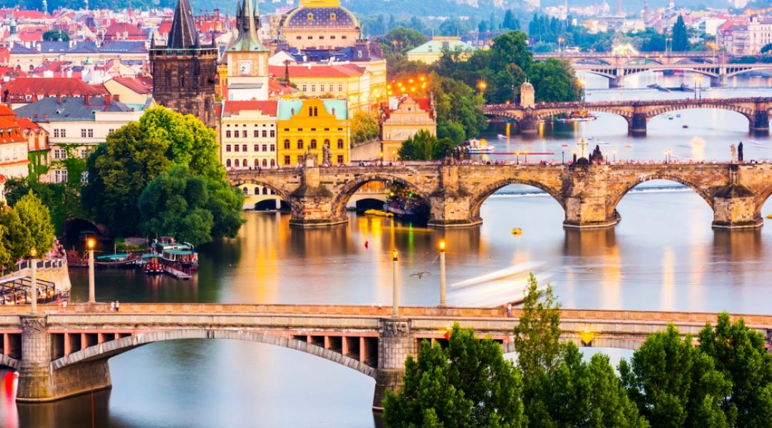 Praga – Most Karola i panorama Wełtawy z kilkoma mostami w centrum miasta.