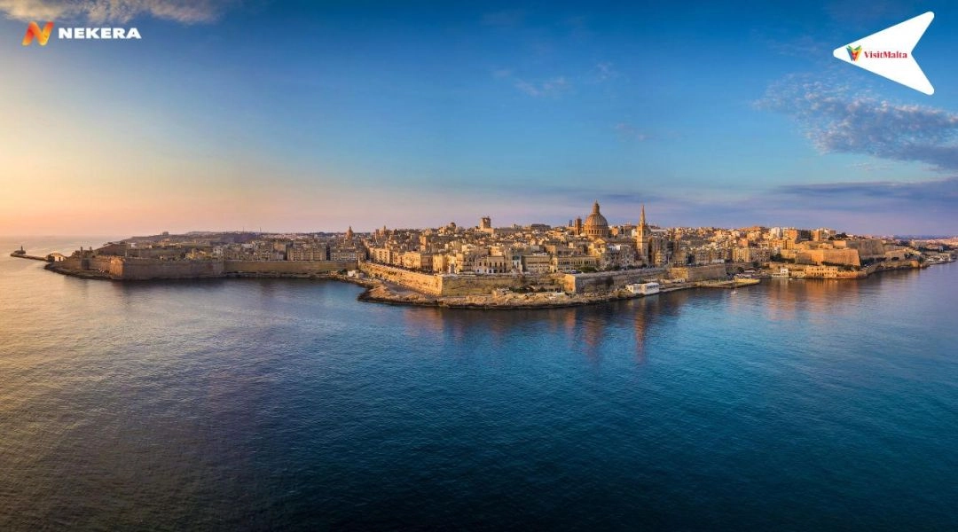 Panorama Valletty od strony morza. Barokowa stolica Malty widziana z perspektywy Wielkiego Portu.