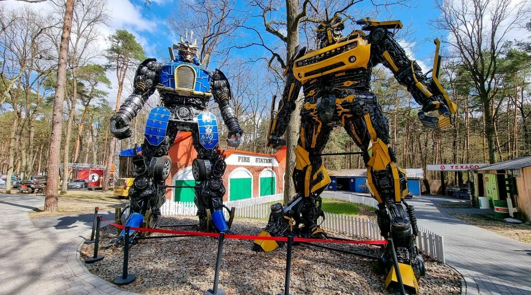Dwie duże figury robotów stoją w plenerowej części Dzielnicy Filmowej w Zalesiu Górnym.